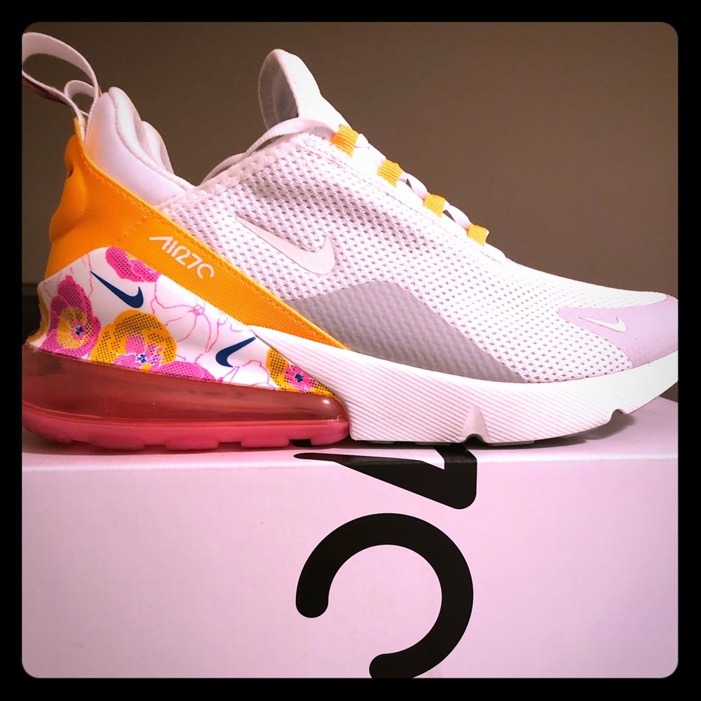 Women’s Nike Air Max 270 SE size 9